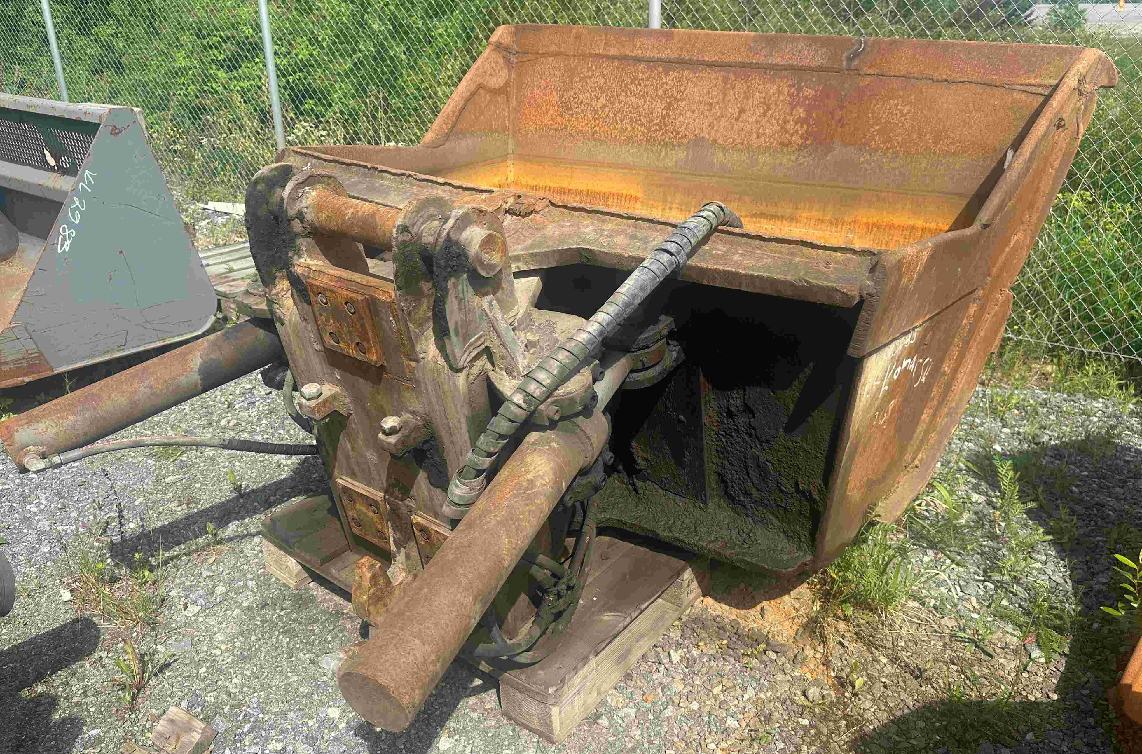  Kallistuva luiskakauha ntp30 2000mm 2-sylinterillä 0