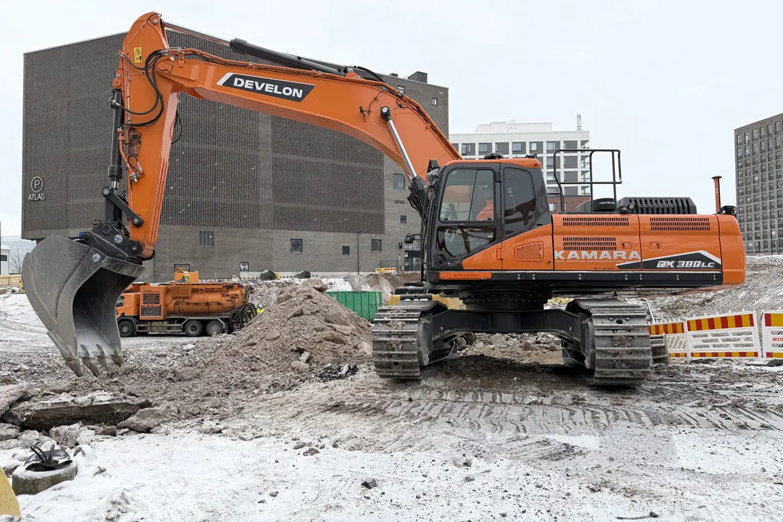 Uusi Develon DX380LC-7K voimakaksikko vahvistaa Kamaran arsenaalia