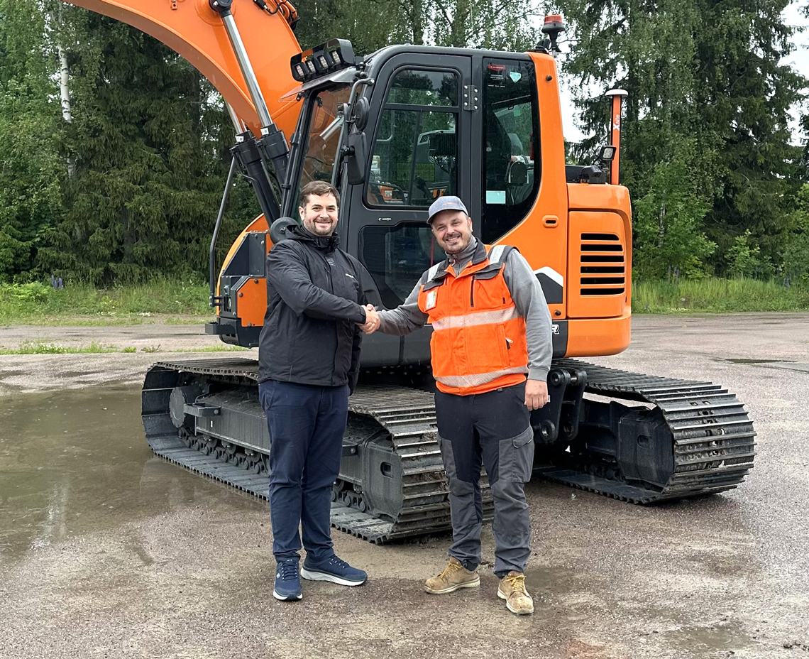 Maaorava Oy panostaa pientalourakointiin ja julkisiin kohteisiin Develon DX140LCR-7 hankinnalla