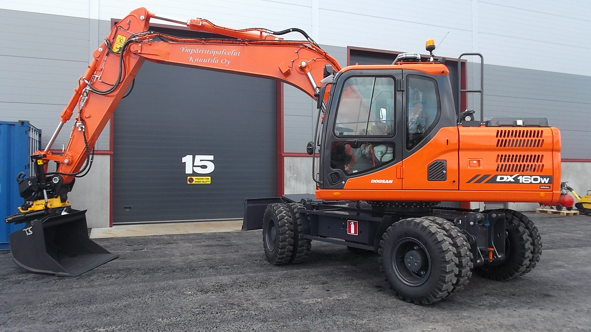 Ympäristöpalvelu Knuutila Oy:n uusi Doosan DX160W-3