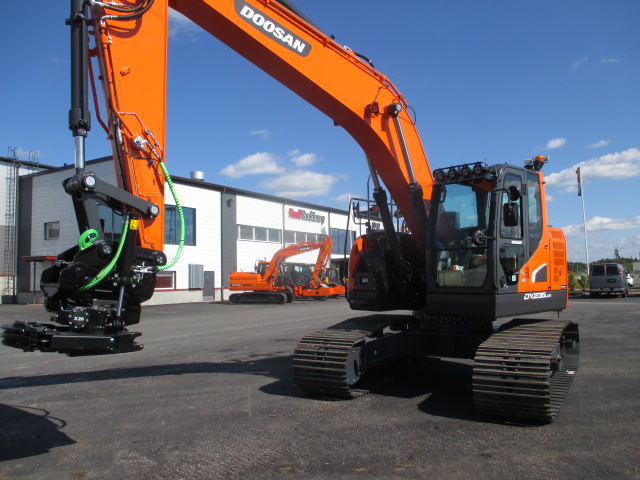 KMS Palvelu oy:n uusi Doosan DX 235LCR-5.